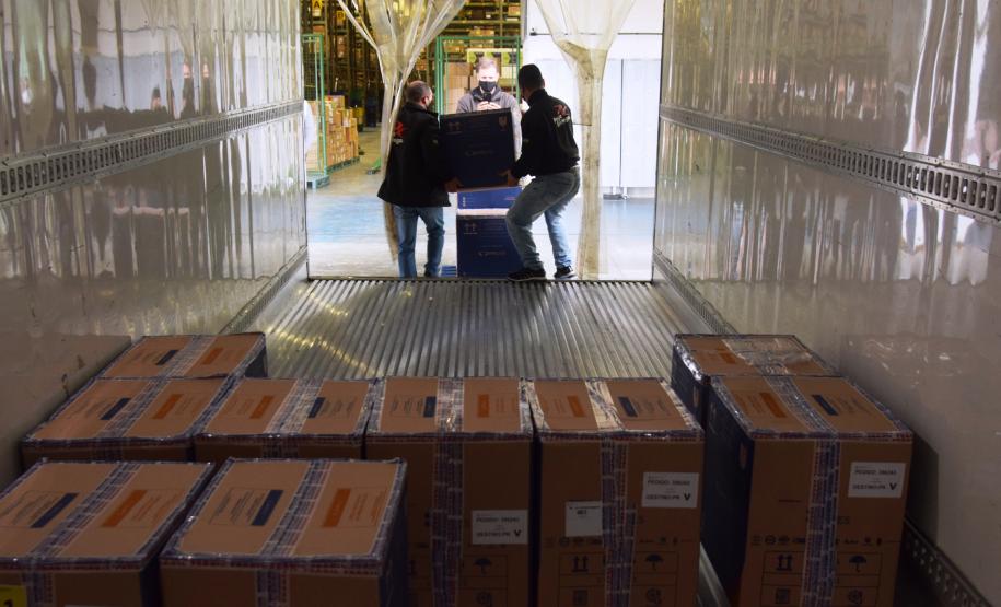Paraná recebe 234 mil vacinas contra a Covid-19; doses da Pfizer vão para os 399 municípios