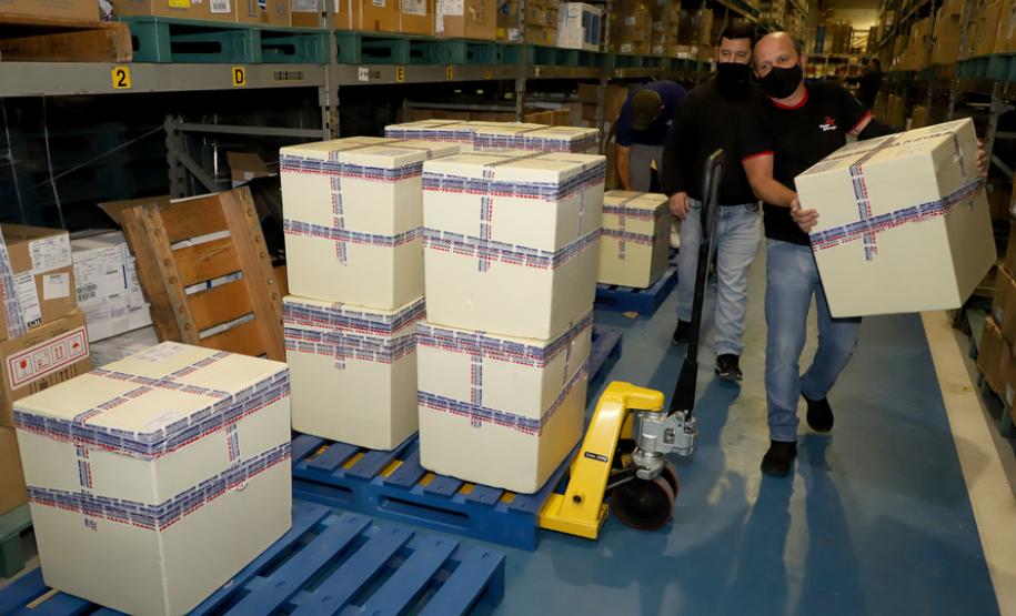 O Paraná recebeu na manhã desta sexta-feira (18) um novo lote de vacinas contra a Covid-19. São 143.910 doses do imunizante Comirnaty, produzido pela Pfizer/BioNtech - Curitiba, 18/06/2021
