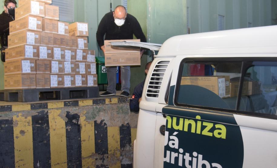 Governo do Estado entrega seringas e mais doses de vacina contra a Covid-19 para Curitiba em menos de oito horas