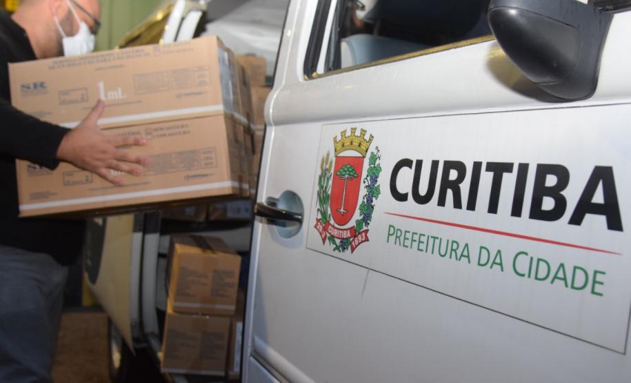 Governo do Estado entrega seringas e mais doses de vacina contra a Covid-19 para Curitiba em menos de oito horas