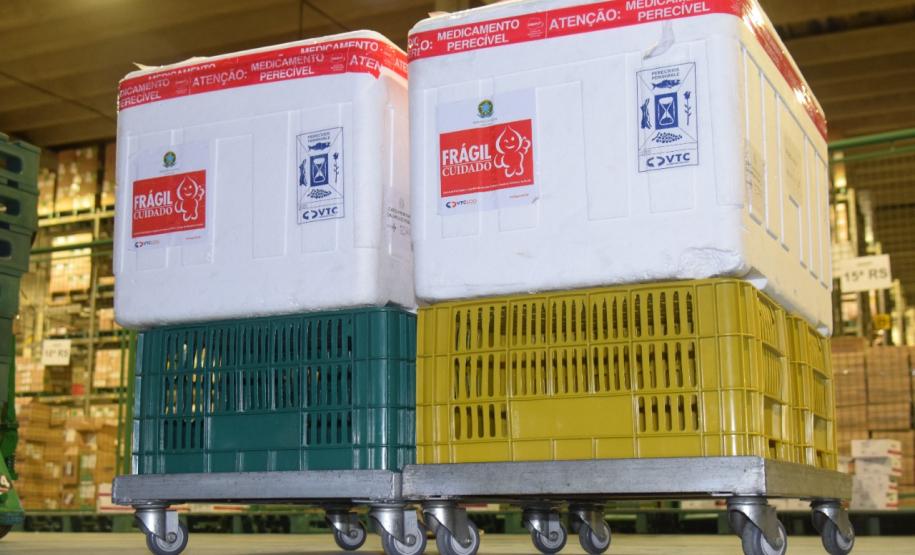 Governo do Estado entrega seringas e mais doses de vacina contra a Covid-19 para Curitiba em menos de oito horas