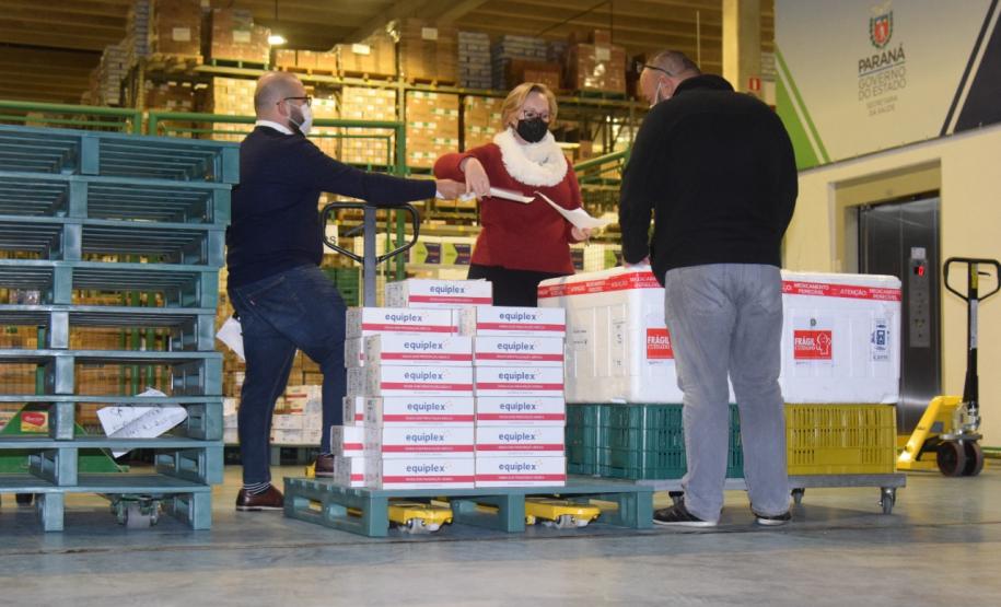 Governo do Estado entrega seringas e mais doses de vacina contra a Covid-19 para Curitiba em menos de oito horas