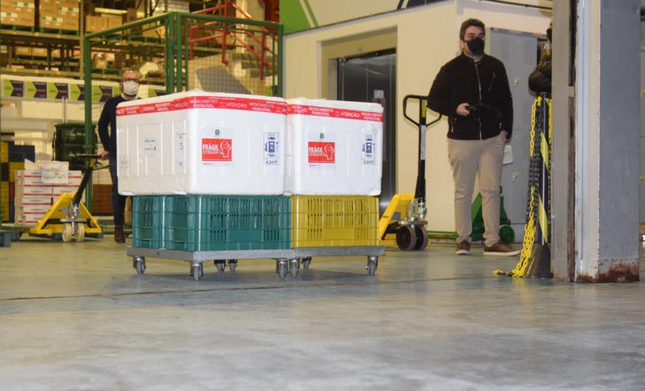 Governo do Estado entrega seringas e mais doses de vacina contra a Covid-19 para Curitiba em menos de oito horas