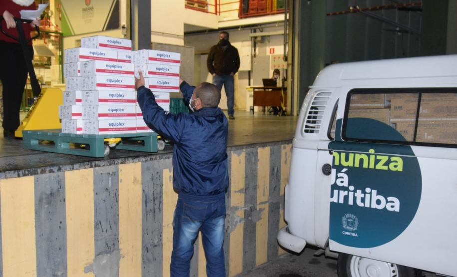 Governo do Estado entrega seringas e mais doses de vacina contra a Covid-19 para Curitiba em menos de oito horas