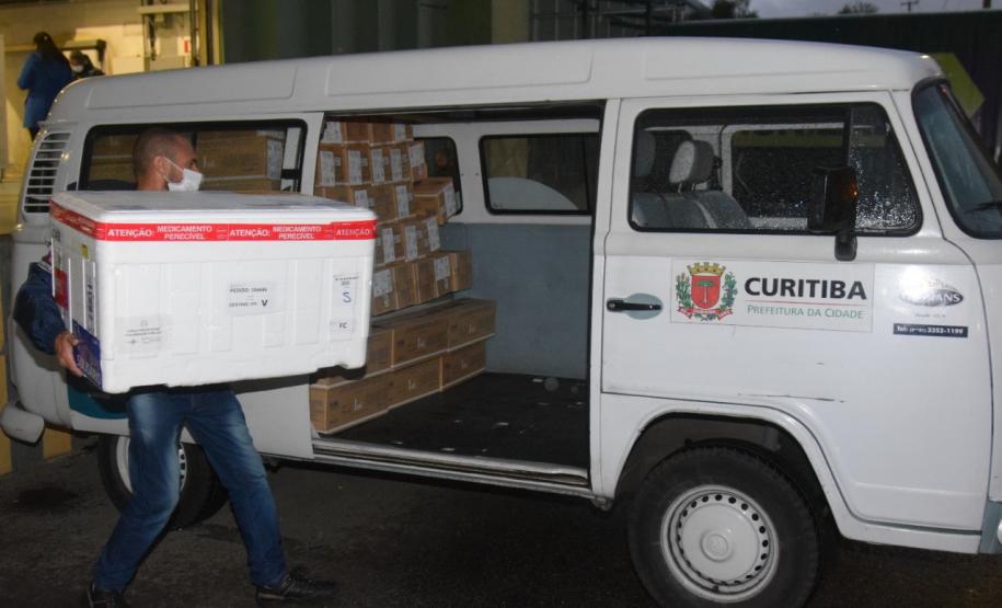 Governo do Estado entrega seringas e mais doses de vacina contra a Covid-19 para Curitiba em menos de oito horas