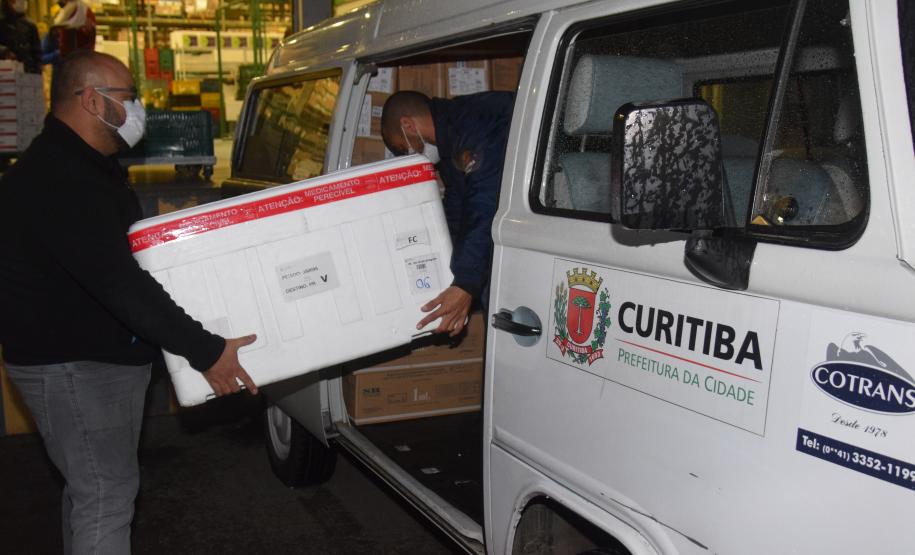 Governo do Estado entrega seringas e mais doses de vacina contra a Covid-19 para Curitiba em menos de oito horas