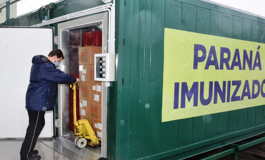 451,7 mil vacinas chegam ao Paraná; Cemepar separa as doses para os municípios