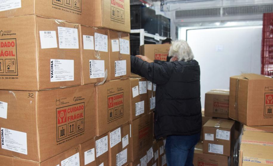 451,7 mil vacinas chegam ao Paraná; Cemepar separa as doses para os municípios