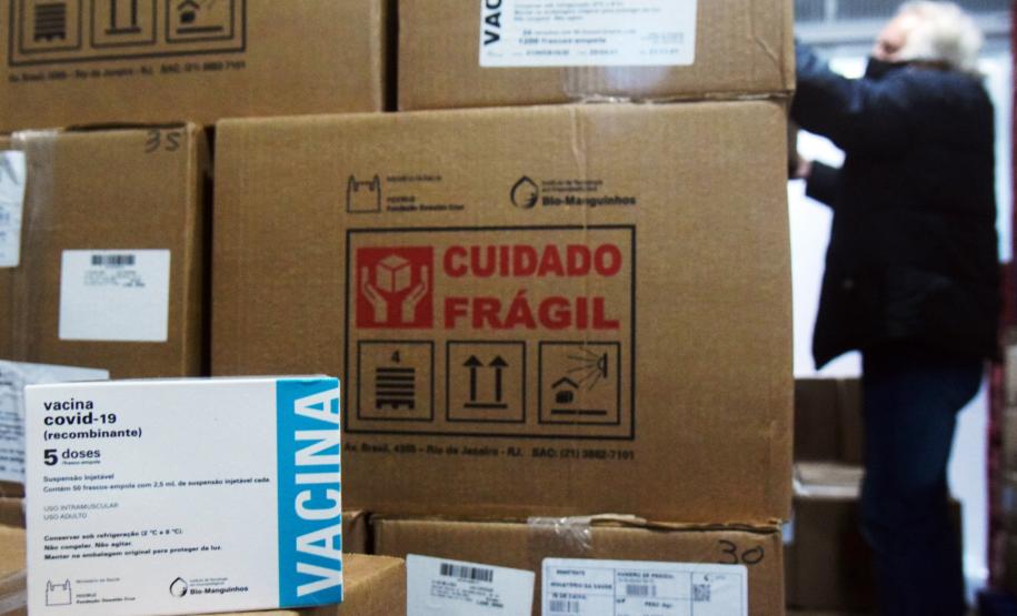 451,7 mil vacinas chegam ao Paraná; Cemepar separa as doses para os municípios