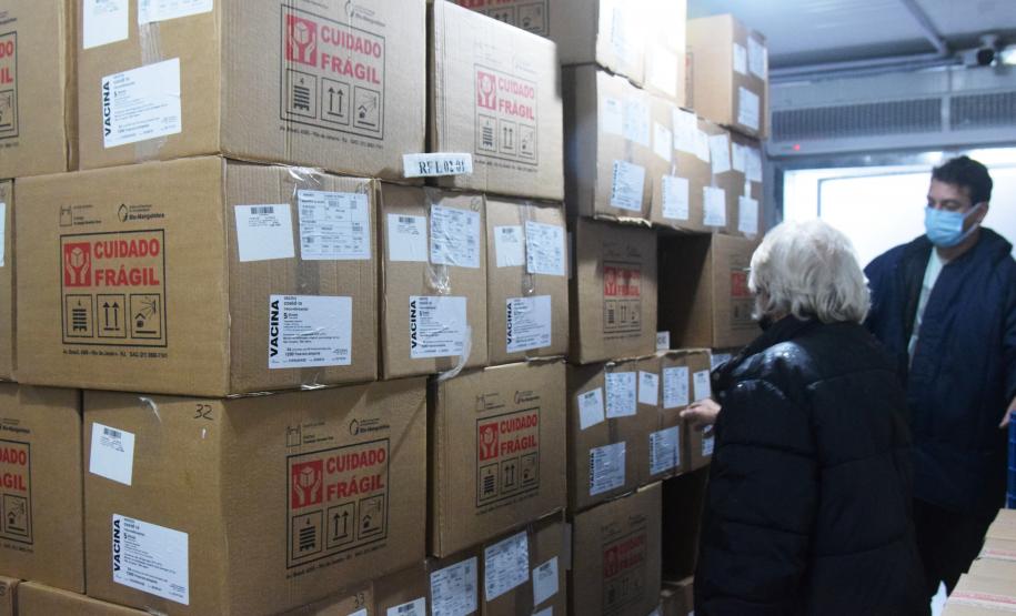 451,7 mil vacinas chegam ao Paraná; Cemepar separa as doses para os municípios