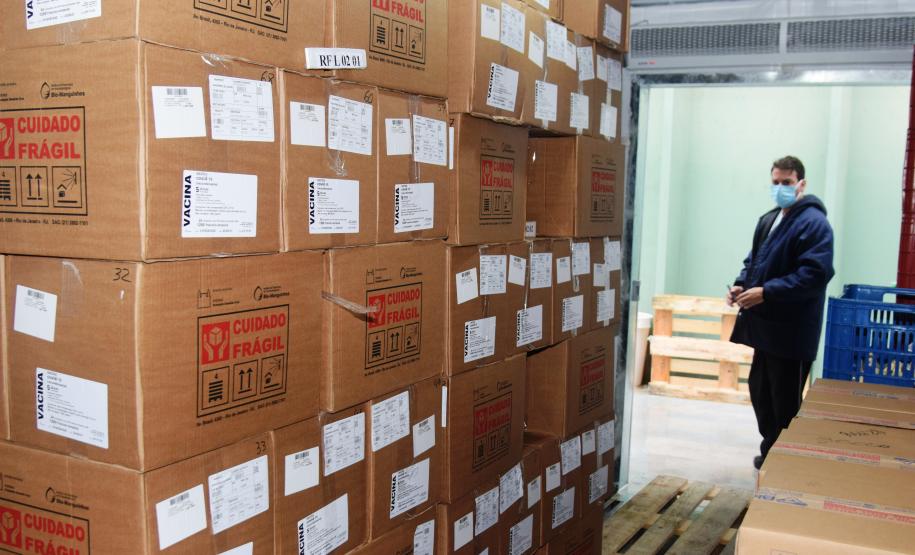 451,7 mil vacinas chegam ao Paraná; Cemepar separa as doses para os municípios