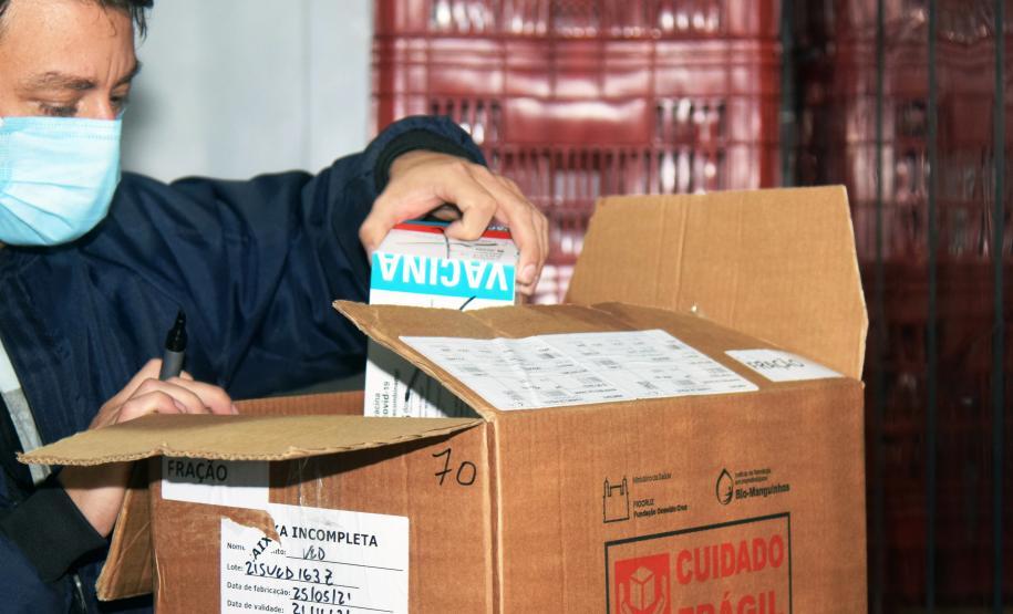 451,7 mil vacinas chegam ao Paraná; Cemepar separa as doses para os municípios