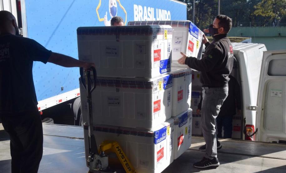 Paraná receberá mais 361.490 vacinas contra a Covid-19; parte chega nesta quarta