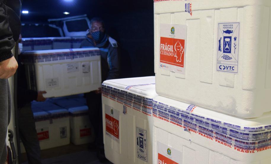 99% dos novos imunizantes vão para população em geral; distribuição começa nesta quinta