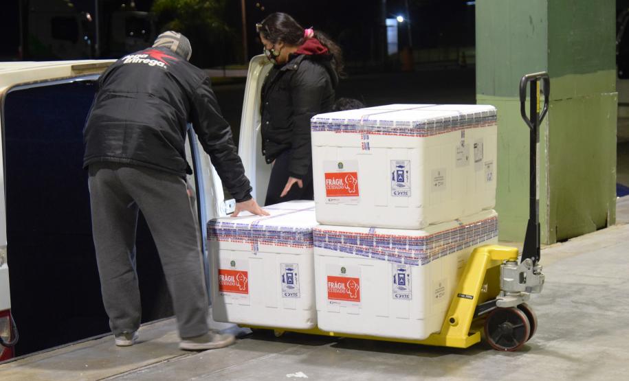 99% dos novos imunizantes vão para população em geral; distribuição começa nesta quinta