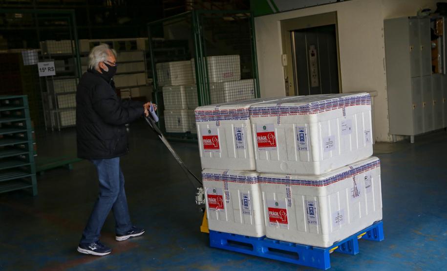 Paraná recebe 548 mil vacinas contra a Covid-19 para continuar campanha de imunização