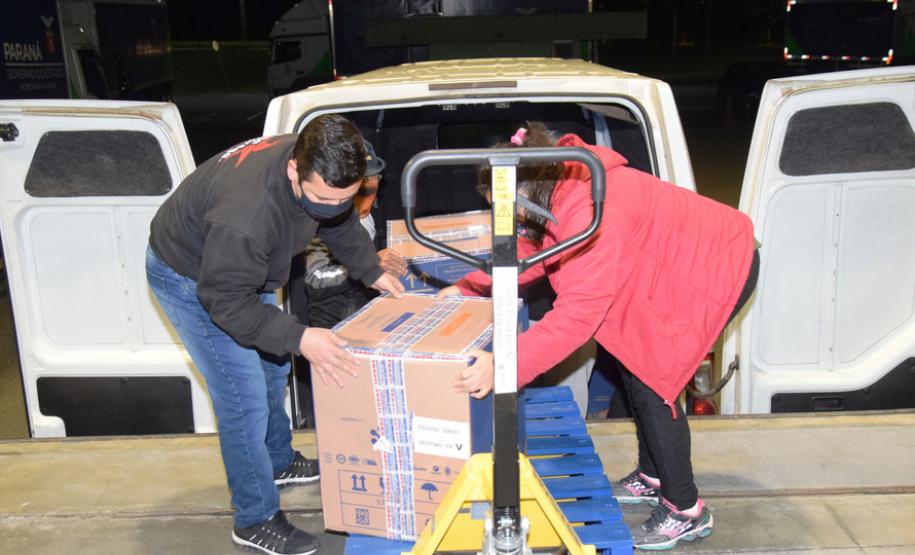 Paraná recebe 548 mil vacinas contra a Covid-19 para continuar campanha de imunização