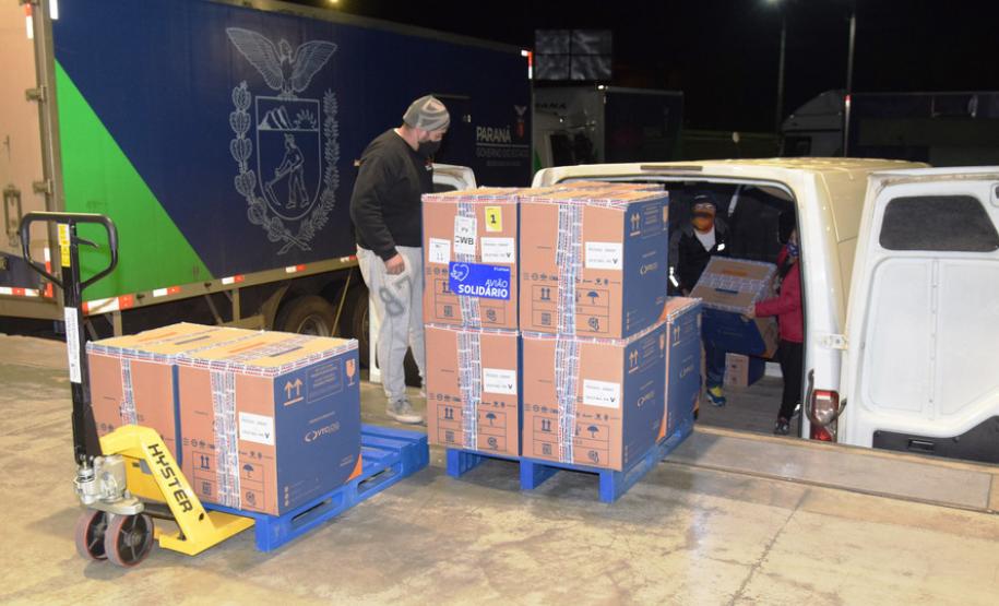 Paraná recebe 548 mil vacinas contra a Covid-19 para continuar campanha de imunização