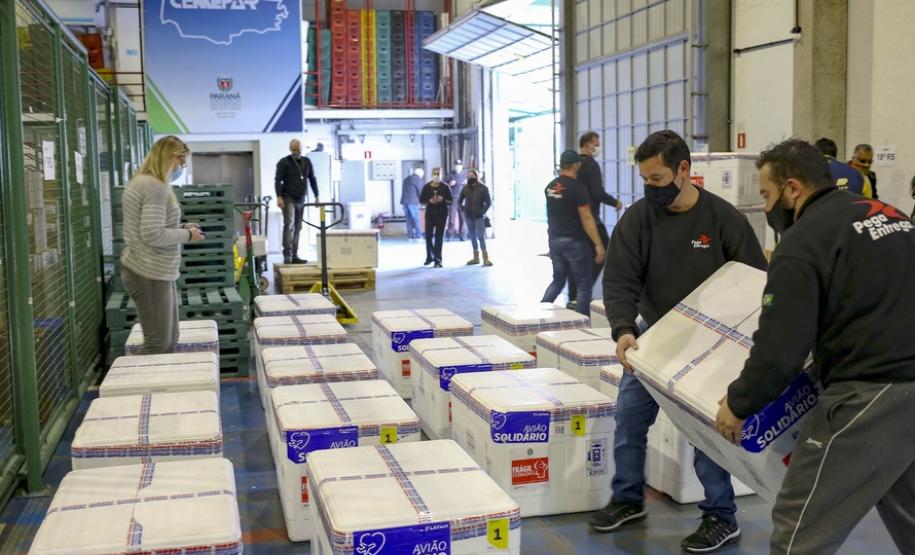 Estado começa a distribuir novas doses para população em geral; veja divisão por regional