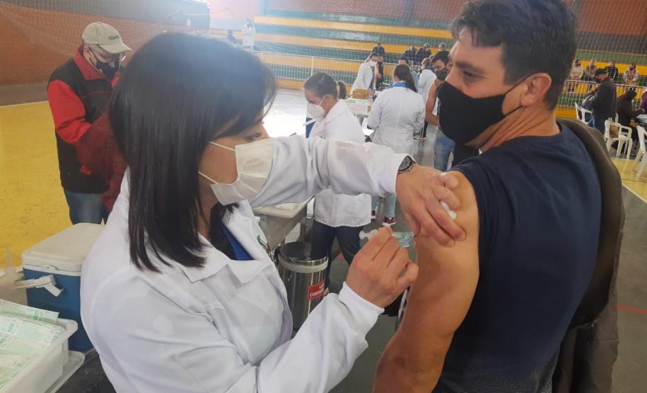 Mais de 1 milhão de pessoas foram vacinadas contra a Covid-19 aos finais de semana no Paraná