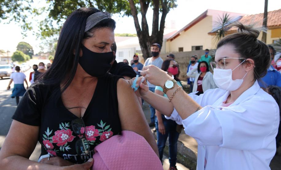 Mais de 1 milhão de pessoas foram vacinadas contra a Covid-19 aos finais de semana no Paraná