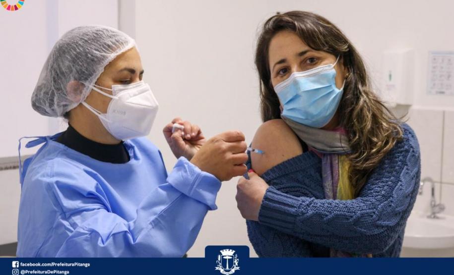 Mais de 1 milhão de pessoas foram vacinadas contra a Covid-19 aos finais de semana no Paraná
