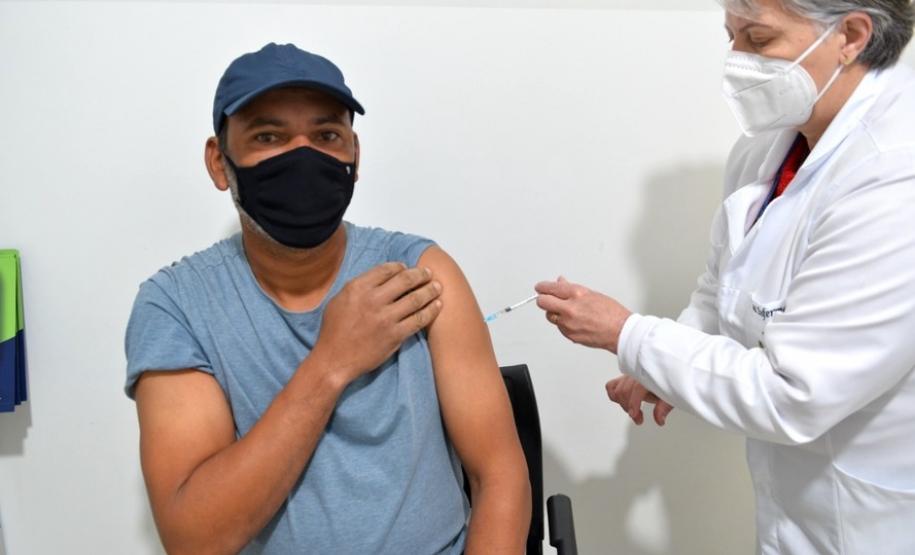Três em cada quatro municípios vacinam a faixa dos 40 anos; 67 já venceram essa barreira