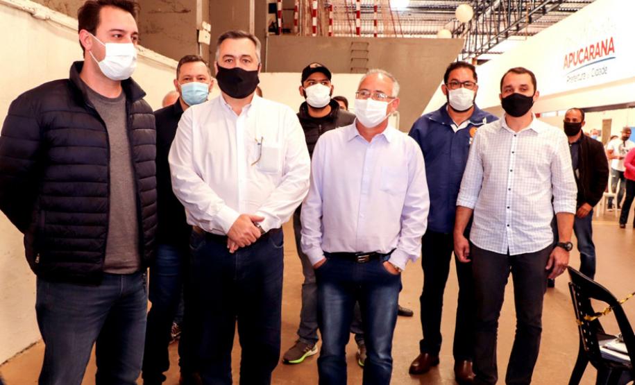 Governador é imunizado em Apucarana, município onde campanha de Domingo a Domingo foi lançada