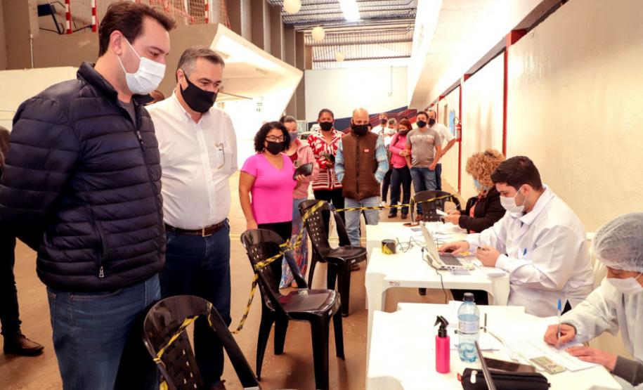 Governador é imunizado em Apucarana, município onde campanha de Domingo a Domingo foi lançada