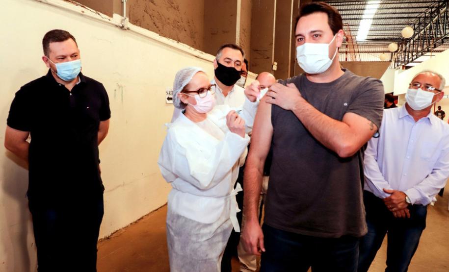 Governador é imunizado em Apucarana, município onde campanha de Domingo a Domingo foi lançada