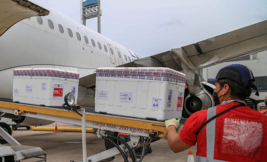 Lote com 235,5 mil vacinas contra a Covid-19 chega ao Paraná nesta quinta-feira