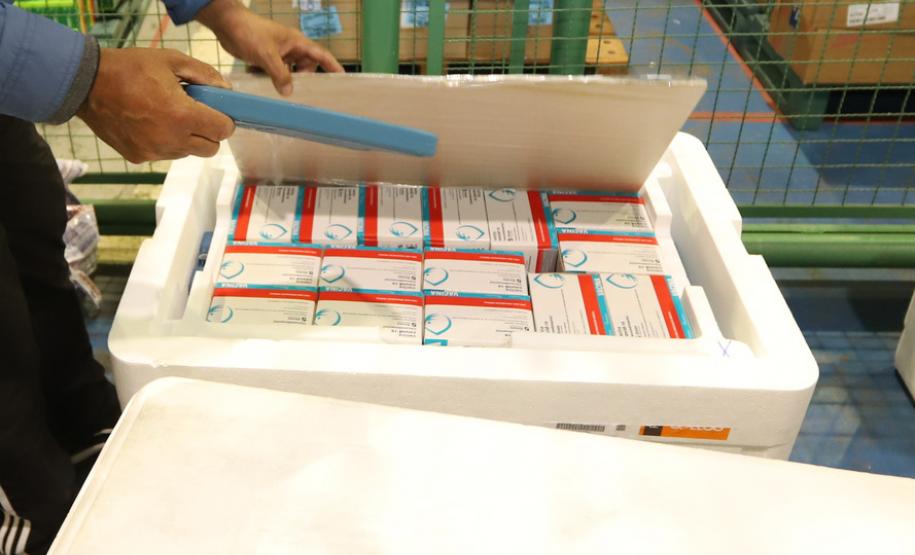 Lote com 235,5 mil vacinas contra a Covid-19 chega ao Paraná nesta quinta-feira
