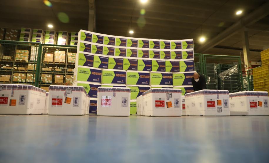 Lote com 235,5 mil vacinas contra a Covid-19 chega ao Paraná nesta quinta-feira