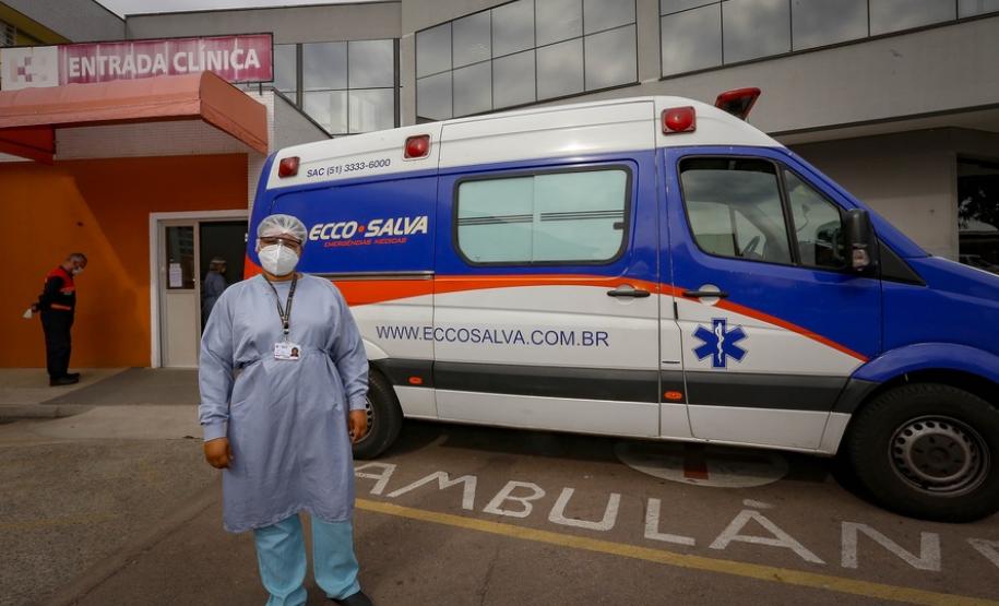 A parnanguara Lucimar Josiane de Oliveira, de 44 anos, recebeu a primeira dose da vacina contra a Covid-19 exatamente às 21h48 do dia 18 de janeiro de 2021. A enfermeira, que atua no Complexo Hospitalar do Trabalhador (CHT), foi a primeira paranaense a ser vacinada contra o novo coronavírus. - Curitiba, 15/07/2021