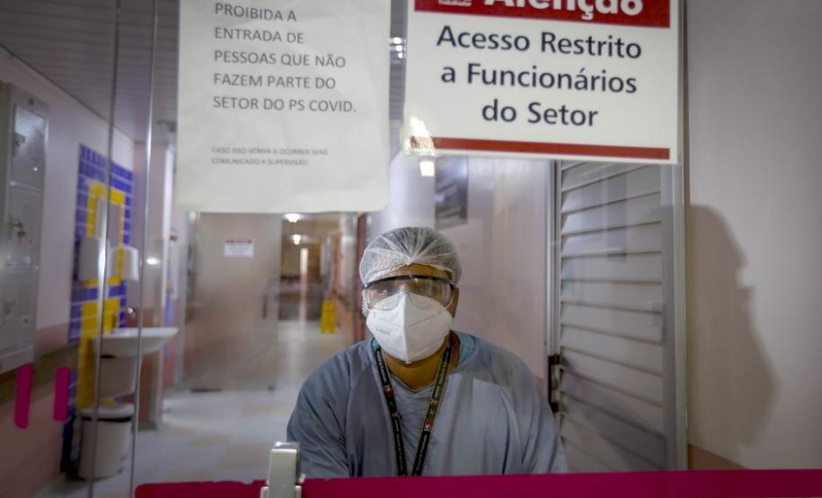 A parnanguara Lucimar Josiane de Oliveira, de 44 anos, recebeu a primeira dose da vacina contra a Covid-19 exatamente às 21h48 do dia 18 de janeiro de 2021. A enfermeira, que atua no Complexo Hospitalar do Trabalhador (CHT), foi a primeira paranaense a ser vacinada contra o novo coronavírus. - Curitiba, 15/07/2021