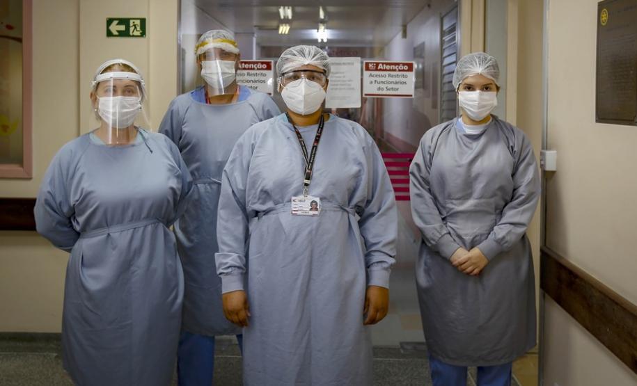 A parnanguara Lucimar Josiane de Oliveira, de 44 anos, recebeu a primeira dose da vacina contra a Covid-19 exatamente às 21h48 do dia 18 de janeiro de 2021. A enfermeira, que atua no Complexo Hospitalar do Trabalhador (CHT), foi a primeira paranaense a ser vacinada contra o novo coronavírus. - Curitiba, 15/07/2021