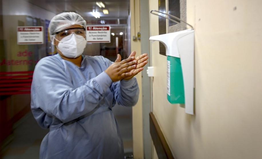 A parnanguara Lucimar Josiane de Oliveira, de 44 anos, recebeu a primeira dose da vacina contra a Covid-19 exatamente às 21h48 do dia 18 de janeiro de 2021. A enfermeira, que atua no Complexo Hospitalar do Trabalhador (CHT), foi a primeira paranaense a ser vacinada contra o novo coronavírus. - Curitiba, 15/07/2021
