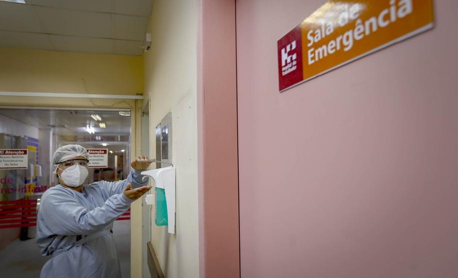 A parnanguara Lucimar Josiane de Oliveira, de 44 anos, recebeu a primeira dose da vacina contra a Covid-19 exatamente às 21h48 do dia 18 de janeiro de 2021. A enfermeira, que atua no Complexo Hospitalar do Trabalhador (CHT), foi a primeira paranaense a ser vacinada contra o novo coronavírus. - Curitiba, 15/07/2021