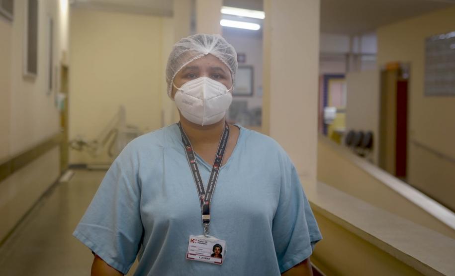A parnanguara Lucimar Josiane de Oliveira, de 44 anos, recebeu a primeira dose da vacina contra a Covid-19 exatamente às 21h48 do dia 18 de janeiro de 2021. A enfermeira, que atua no Complexo Hospitalar do Trabalhador (CHT), foi a primeira paranaense a ser vacinada contra o novo coronavírus. - Curitiba, 15/07/2021