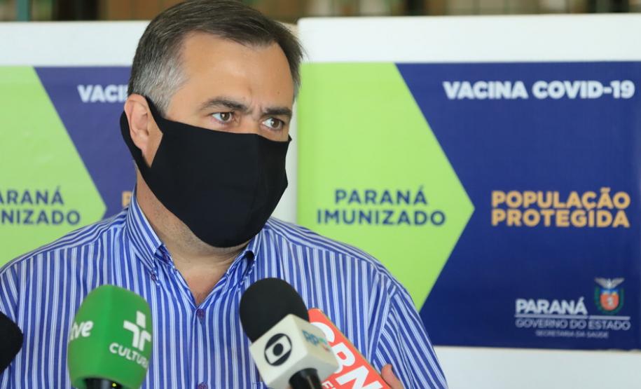 O secretário de Estado da Saúde, Beto Preto, atende a imprensa nesta terça-feira (18) no Centro de Medicamentos do Paraná (Cemepar) para falar sobre a vacinação contra a Covid-19.