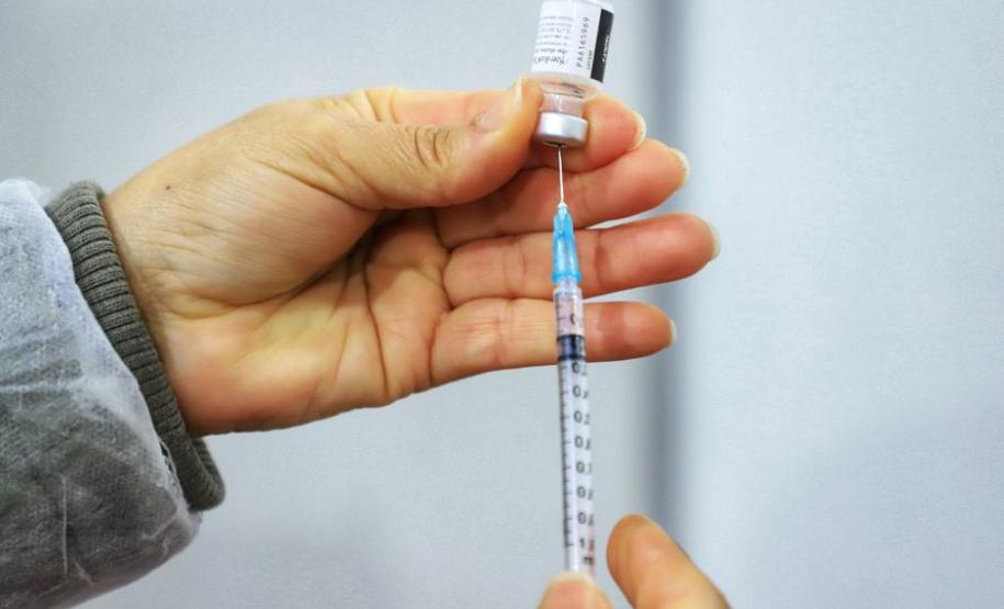 7 milhões de doses foram aplicadas no Paraná; 63% dos adultos já receberam uma vacina