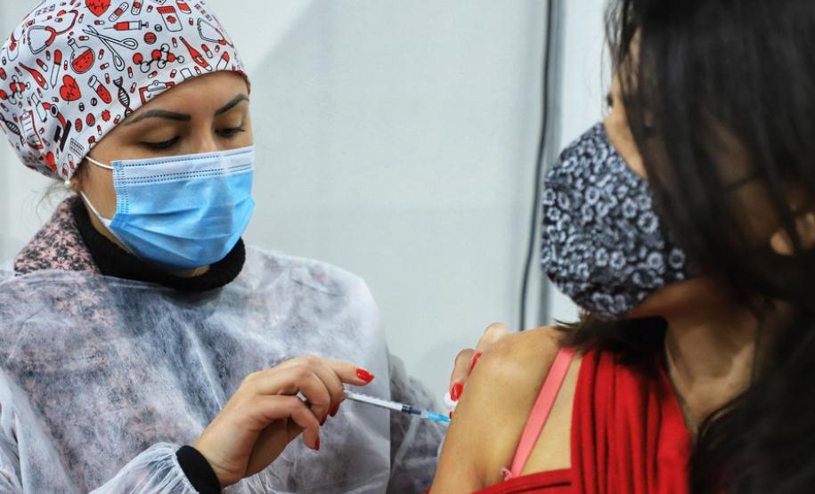 7 milhões de doses foram aplicadas no Paraná; 63% dos adultos já receberam uma vacina
