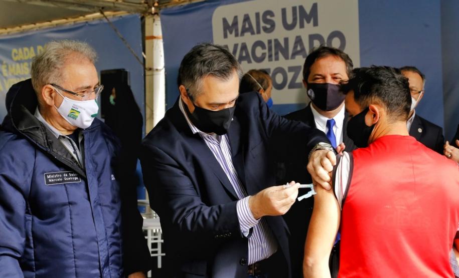 O secretário de Estado da Saúde, Beto Preto acompanha o ministro da Saúde, Marcelo Queiroga, nesta terça-feira (20) na vacinação contra a Covid-19 dos paranaenses em Foz do Iguaçu, no Oeste.