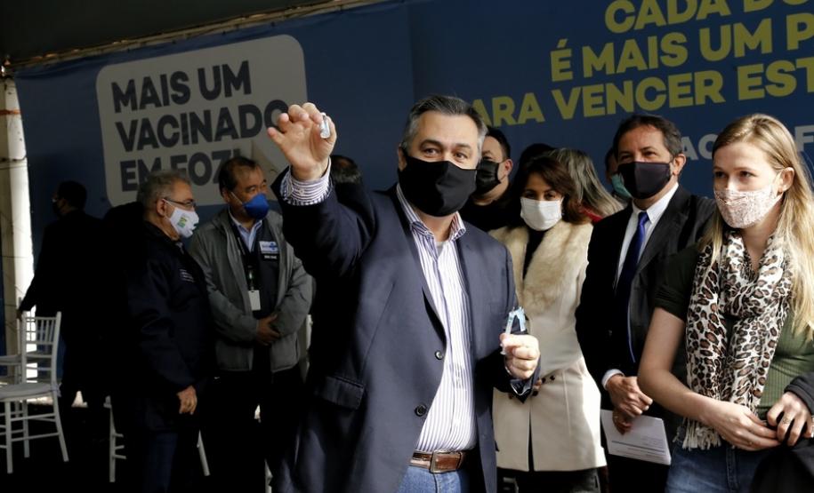 O secretário de Estado da Saúde, Beto Preto acompanha o ministro da Saúde, Marcelo Queiroga, nesta terça-feira (20) na vacinação contra a Covid-19 dos paranaenses em Foz do Iguaçu, no Oeste.
