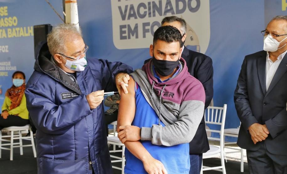 O secretário de Estado da Saúde, Beto Preto acompanha o ministro da Saúde, Marcelo Queiroga, nesta terça-feira (20) na vacinação contra a Covid-19 dos paranaenses em Foz do Iguaçu, no Oeste.