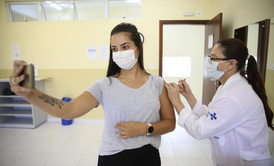 No Paraná, 2,1 milhões de pessoas entre 18 e 59 anos já foram vacinadas contra a Covid-19