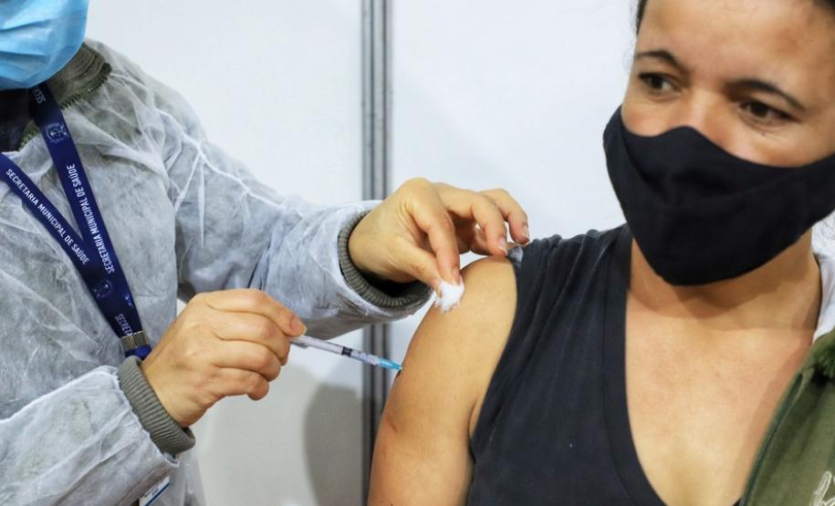 Mais de 5,5 milhões de paranaenses já foram vacinados contra a Covid-19