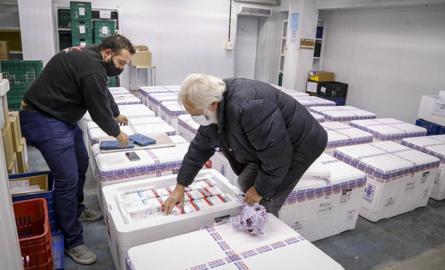 O Ministério da Saúde enviou na noite desta terça-feira (27) mais 298.250 vacinas contra a Covid-19 da AstraZeneca/Fiocruz ao Paraná. Este foi o terceiro envio do governo federal ao Estado em um único dia. Durante a tarde chegaram 233 mil vacinas, sendo 170 mil doses de CoronaVac/Butantan e 63 mil da AstraZeneca/Covax. - Curitiba, 27/07/2021