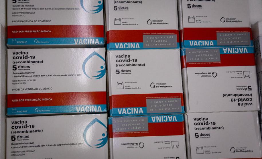 O Ministério da Saúde enviou na noite desta terça-feira (27) mais 298.250 vacinas contra a Covid-19 da AstraZeneca/Fiocruz ao Paraná. Este foi o terceiro envio do governo federal ao Estado em um único dia. Durante a tarde chegaram 233 mil vacinas, sendo 170 mil doses de CoronaVac/Butantan e 63 mil da AstraZeneca/Covax. - Curitiba, 27/07/2021