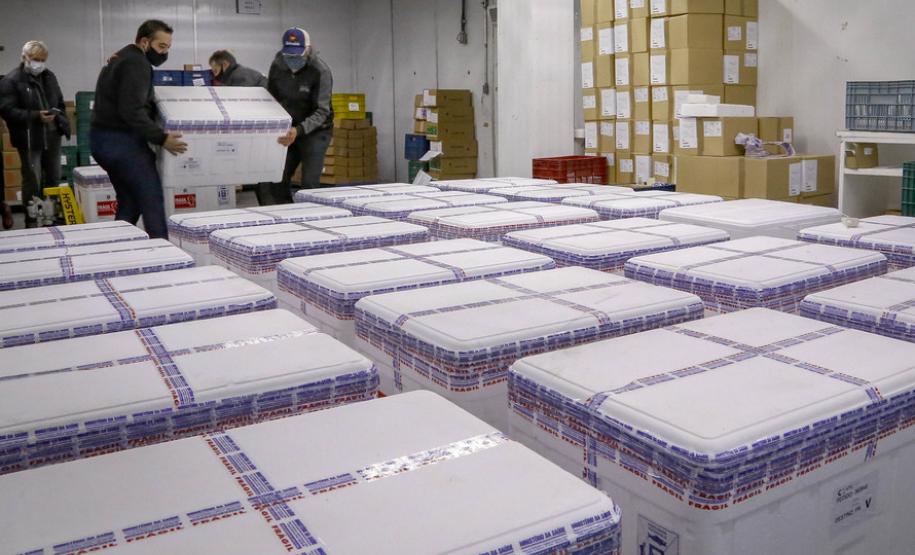 O Ministério da Saúde enviou na noite desta terça-feira (27) mais 298.250 vacinas contra a Covid-19 da AstraZeneca/Fiocruz ao Paraná. Este foi o terceiro envio do governo federal ao Estado em um único dia. Durante a tarde chegaram 233 mil vacinas, sendo 170 mil doses de CoronaVac/Butantan e 63 mil da AstraZeneca/Covax. - Curitiba, 27/07/2021
